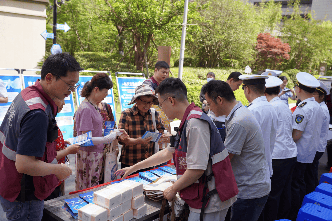 安全饮水<strong></p>
<p>二次供水设备</strong>，条例护航：二次供水卫生知识进社区:二次供水设备