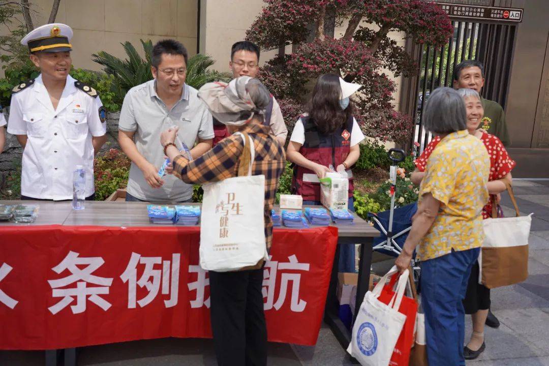 安全饮水<strong></p>
<p>二次供水设备</strong>，条例护航：二次供水卫生知识进社区:二次供水设备